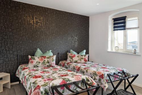 a bedroom with two beds and a window at Ferienwohnung Havelvorland in Havelberg