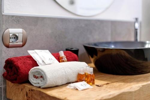 a wooden counter with towels and a sink in a bathroom at La Sartoria in Porlezza