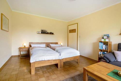 a bedroom with a bed and a couch at Ferienwohnung am Eiderdeich in Delve