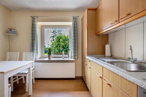 a kitchen with a sink and a window at Ferienwohnung am Eiderdeich in Delve