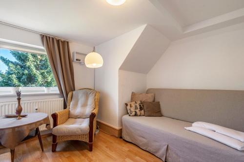 a room with a bed and a chair and a table at Yvette's Ferienwohnung in Lugau