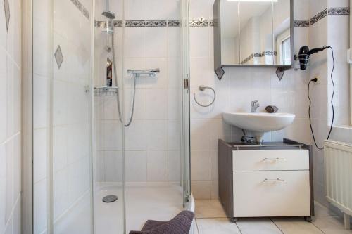 a bathroom with a shower and a sink at Bäckerhus - Ferienwohnung 6 in Wiek auf Rügen