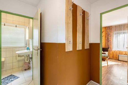a bathroom with a sink and a mirror at Bugalow 16 - Finnhütte in Niesky