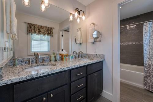 a bathroom with two sinks and a large mirror at Rosie`s Retreat · Rosie`s Retreat in Brevard