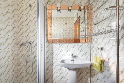 a bathroom with a sink and a shower with a mirror at Ca La Morancica in Yátova