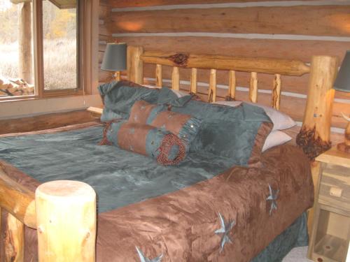 En eller flere senger på et rom på Rye Creek Lodge