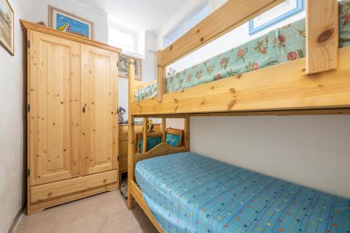 a bedroom with a bunk bed and a bunk bed at Casa San Fruttuoso in Carloforte
