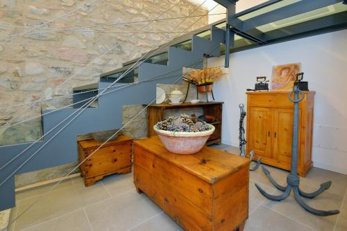 a room with stairs and a large bowl on a wooden table at Al segnavento Montese in Toscolano Maderno