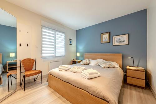 a bedroom with a bed with towels on it at Maison 4 pers à 5kms de la plage in Plouider