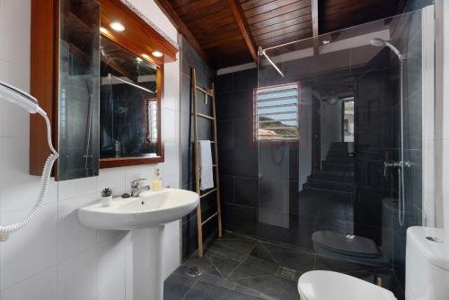 a bathroom with a sink and a shower at Casa Fagundo 84 in Alajeró