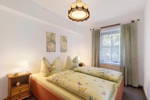 a bedroom with a bed and a window at Ferienwohnung am Bloschk in Schwielochsee