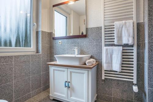 a bathroom with a sink and a mirror at Ostsee in Pruchten