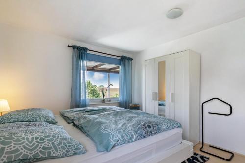 a bedroom with a bed and a window at Ferienwohnung Devich in Oersberg