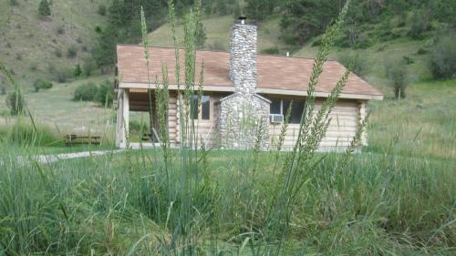 a small house in the middle of a field at Rye Creek Lodge in Darby