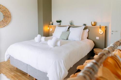 a bedroom with two beds with white pillows at La Perle in Plobannalec-Lesconil