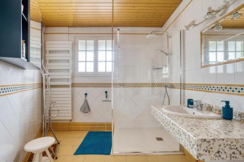 a bathroom with a shower and a sink at Maison Am Stram Gram in La Tranche-sur-Mer