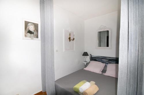 a small bedroom with a bed in a room at Studio pieds dans l'eau in Grosseto-Prugna