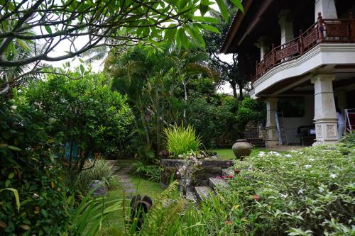 Taman di luar Gunung Paradis Retreat