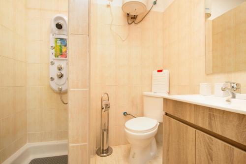 a bathroom with a toilet and a sink and a shower at Casa Alexis in Lajita