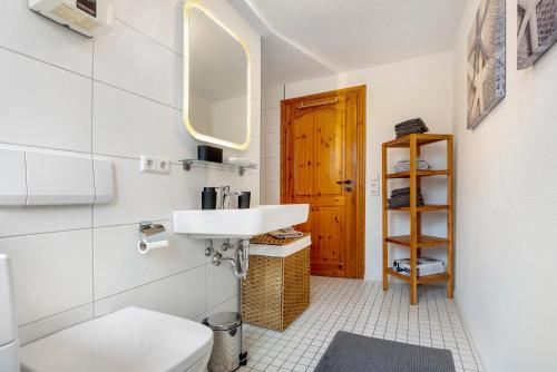 a bathroom with a sink and a toilet at Hannover Südstadt-Perle in Hannover