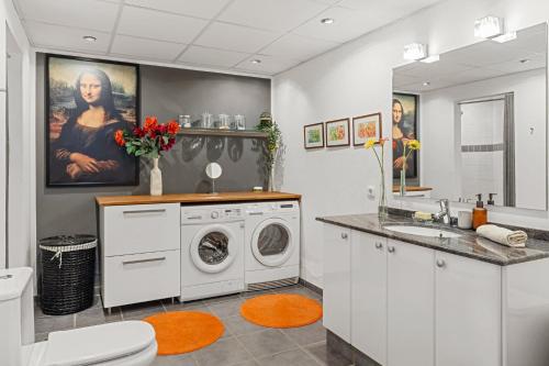 a bathroom with a washing machine and a sink at Villa Cempo V215 in La Cala de Mijas