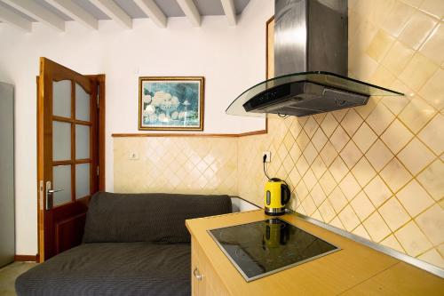 a kitchen with a sink and a couch at Carmelo y Carmela 1 in Teror