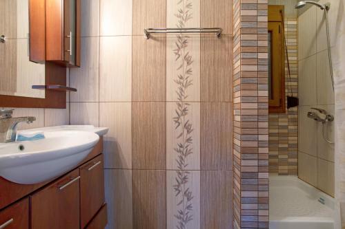 a bathroom with a sink and a toilet and a shower at Villa Totta in Alikanas
