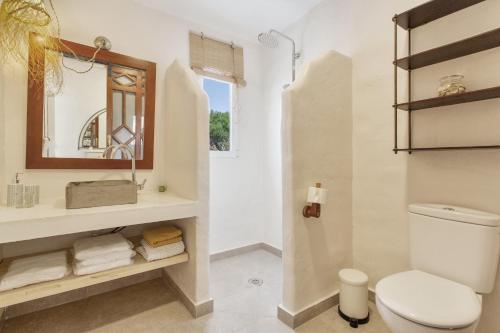a bathroom with a toilet and a mirror at El Refugio de Churchill in Máguez