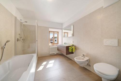a bathroom with a tub and a toilet and a sink at Appartement Wielander A Ost in Laces