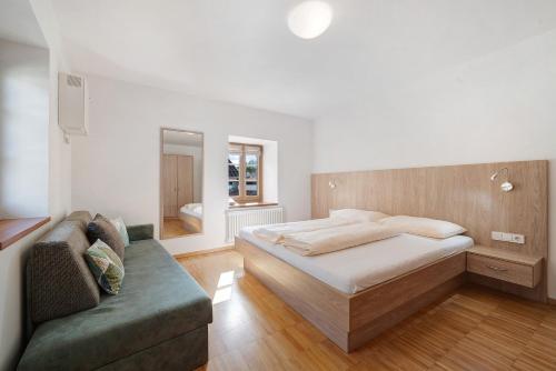 a bedroom with a bed and a couch at Appartement Wielander A Ost in Laces