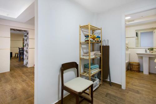 a living room with a chair and a kitchen at Las Palmeras in Güimar