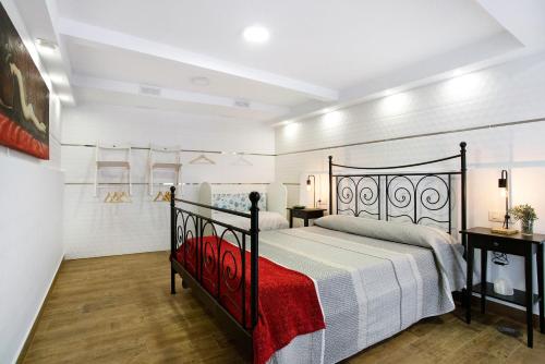 a bedroom with a bed with a red blanket at Las Palmeras in Güimar