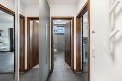 a hallway with wooden doors in a house at Ferienhaus Sonnenwind Hainer See Eg in Neukieritzsch