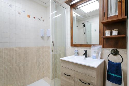 a bathroom with a sink and a shower at Legado Marino in Santa Pola