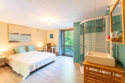 ein Schlafzimmer mit Bett und Dusche in der Unterkunft La Romarine in Mondragon