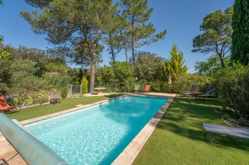 ein Swimmingpool im Garten eines Hauses in der Unterkunft La Romarine in Mondragon