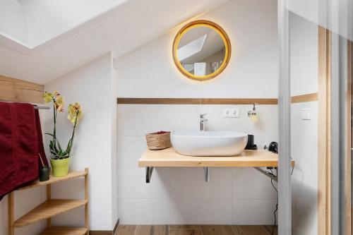 a bathroom with a sink and a mirror at Ferienwohnung am Teisenberg in Teisendorf