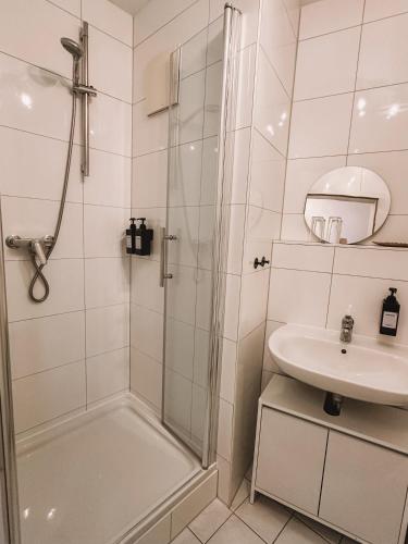 a bathroom with a shower and a sink at Ferienwohnung am Reißberg in Plauen