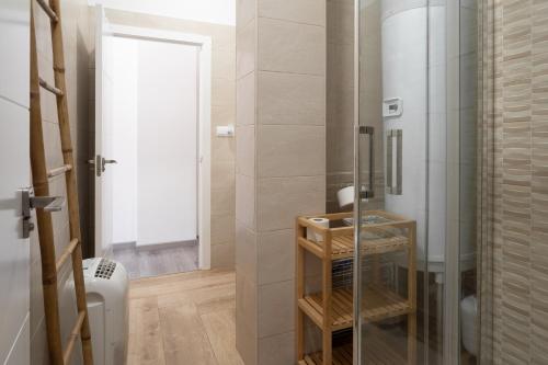 a bathroom with a shower with a glass door at Apartamento Puertu Chicu in Llanes