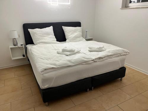 a bed with two towels on top of it at Ferienwohnung Oleander in Dresden