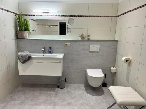 a bathroom with a sink and a toilet at Ferienwohnung Oleander in Dresden