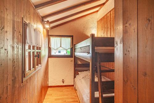 mały pokój z łóżkiem piętrowym i oknem w obiekcie Chalet Jade w mieście Saint-Gervais-les-Bains