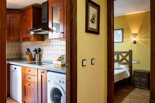 a kitchen with a washing machine in a room at Las Puentes 1 in Candelario