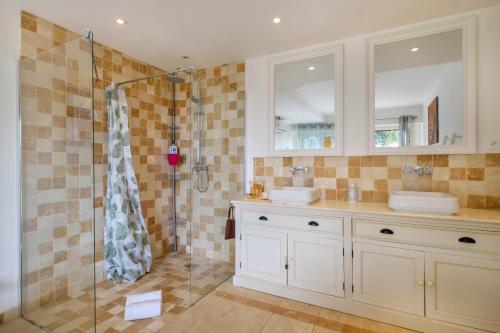 a bathroom with two sinks and a shower at Duplex 2 chambres Golden Sun in Théoule-sur-Mer