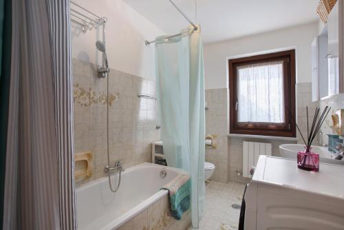 a bathroom with a tub and a toilet and a sink at La Maison du Bonheur Lillaz in Cogne