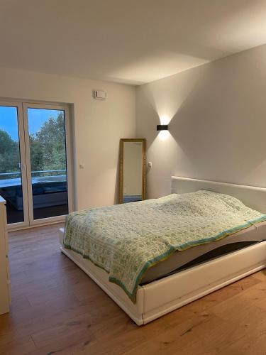 a bedroom with a bed and a mirror on the wall at Wohlfühloase nähe Messe in Sehnde