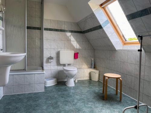 a bathroom with a toilet and a sink at Relas Ferienwohnungen - Spatzennest in Nordstrand