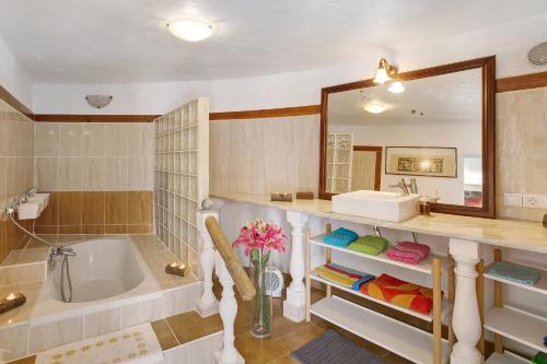 a bathroom with a tub and a large mirror at Finca Fani 3 in Agüimes