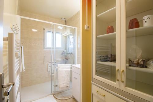 a bathroom with a shower and a sink at Lumineux Le Bugue in Le Bugue