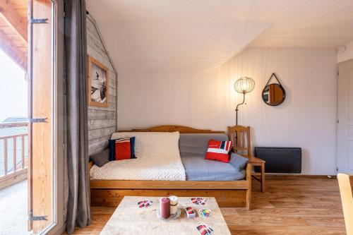 a bedroom with a bed and a table at Appartement Atlas in Albiez-Montrond